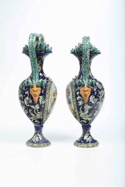 Coppia di vasi. <BR>Italia centrale, XX secolo.  - Asta Maioliche e Porcellane - Associazione Nazionale - Case d'Asta italiane