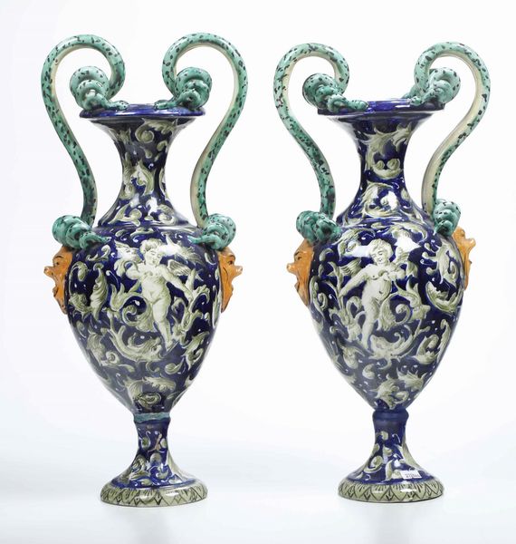 Coppia di vasi. <BR>Italia centrale, XX secolo.  - Asta Maioliche e Porcellane - Associazione Nazionale - Case d'Asta italiane