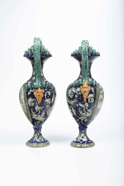 Coppia di vasi. <BR>Italia centrale, XX secolo.  - Asta Maioliche e Porcellane - Associazione Nazionale - Case d'Asta italiane