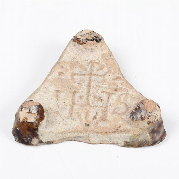 Treppiede con simbolo cristologico. <BR>Liguria, probabilmente Albisola, XVII-XVIII secolo.  - Asta Maioliche e Porcellane - Associazione Nazionale - Case d'Asta italiane