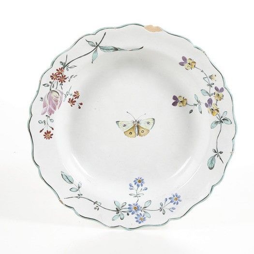 Piatto fondo.<BR>Francia, Manifattura di Marsiglia, XVIII secolo.  - Asta Maioliche e Porcellane - Associazione Nazionale - Case d'Asta italiane