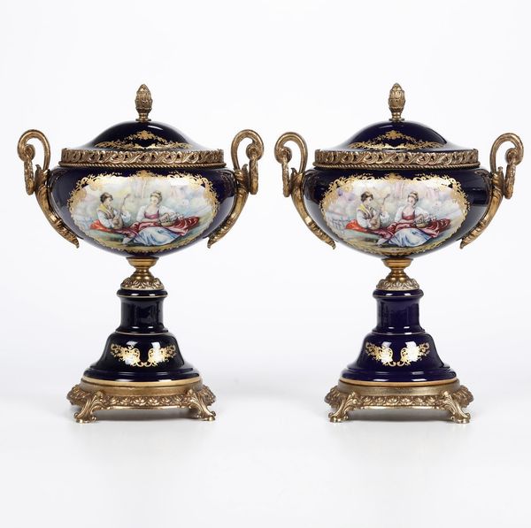 Coppia di vasi.<BR>Francia, Limoges (?), XX secolo.  - Asta Maioliche e Porcellane - Associazione Nazionale - Case d'Asta italiane