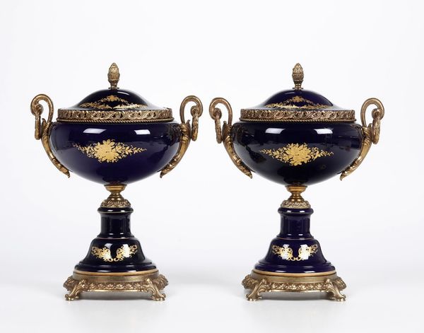 Coppia di vasi.<BR>Francia, Limoges (?), XX secolo.  - Asta Maioliche e Porcellane - Associazione Nazionale - Case d'Asta italiane