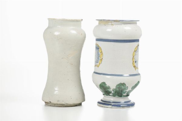 Due albarelli.<BR>Spagna (Talavera) e Italia (Lombardia), XIX secolo.  - Asta Maioliche e Porcellane - Associazione Nazionale - Case d'Asta italiane