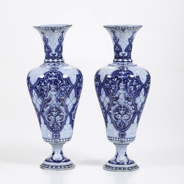 Coppia di vasi a grottesche.<BR>Francia, Blois, XX secolo.  - Asta Maioliche e Porcellane - Associazione Nazionale - Case d'Asta italiane