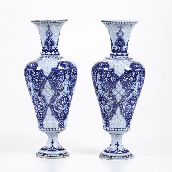 Coppia di vasi a grottesche.<BR>Francia, Blois, XX secolo.  - Asta Maioliche e Porcellane - Associazione Nazionale - Case d'Asta italiane