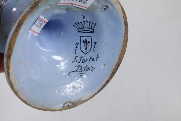 Coppia di vasi a grottesche.<BR>Francia, Blois, XX secolo.  - Asta Maioliche e Porcellane - Associazione Nazionale - Case d'Asta italiane