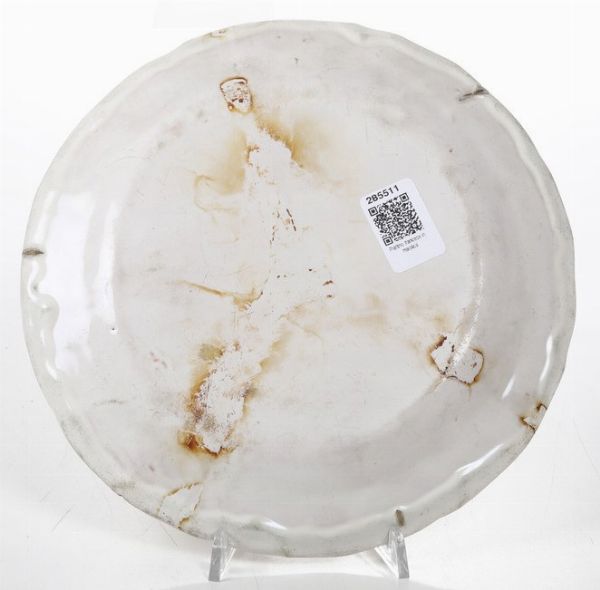 Piatto.<BR>Francia, Moustier (?), XVIII o XIX secolo.  - Asta Maioliche e Porcellane - Associazione Nazionale - Case d'Asta italiane