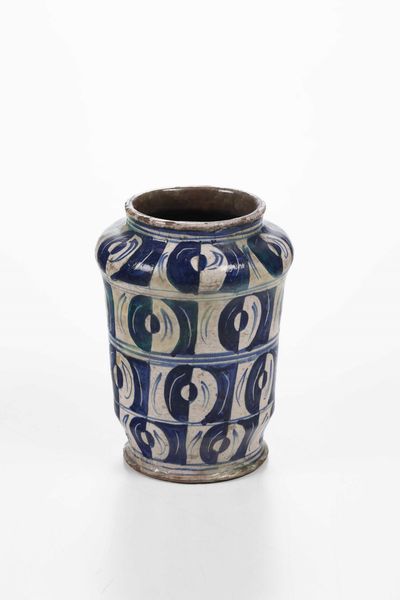 Albarello.<BR>Probabilmente Italia meridionale, prima metà del XX secolo.  - Asta Maioliche e Porcellane - Associazione Nazionale - Case d'Asta italiane