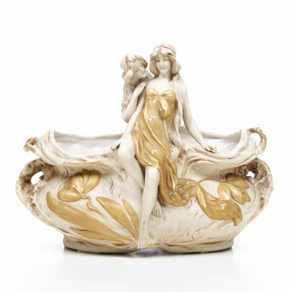 Coppa centrotavola.<BR>Boemia, Manifattura Royal Dux, fine XIX - inizio XX secolo.  - Asta Maioliche e Porcellane - Associazione Nazionale - Case d'Asta italiane