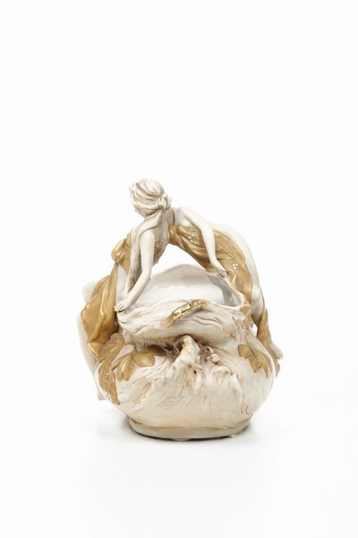 Coppa centrotavola.<BR>Boemia, Manifattura Royal Dux, fine XIX - inizio XX secolo.  - Asta Maioliche e Porcellane - Associazione Nazionale - Case d'Asta italiane