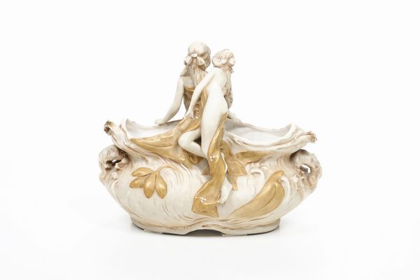 Coppa centrotavola.<BR>Boemia, Manifattura Royal Dux, fine XIX - inizio XX secolo.  - Asta Maioliche e Porcellane - Associazione Nazionale - Case d'Asta italiane