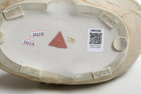 Coppa centrotavola.<BR>Boemia, Manifattura Royal Dux, fine XIX - inizio XX secolo.  - Asta Maioliche e Porcellane - Associazione Nazionale - Case d'Asta italiane