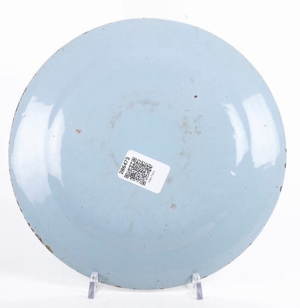 Piatto.<BR>Pavia, prima metà del XVIII secolo.  - Asta Maioliche e Porcellane - Associazione Nazionale - Case d'Asta italiane