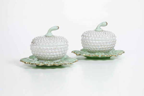 Coppia di contenitori a forma di zucca con sottopiatto.<BR>Probabilmente Francia, XIX secolo.  - Asta Maioliche e Porcellane - Associazione Nazionale - Case d'Asta italiane