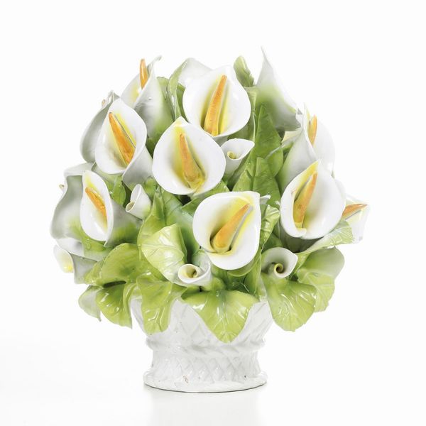Centrotavola con fiori di calla, XX secolo.  - Asta Maioliche e Porcellane - Associazione Nazionale - Case d'Asta italiane