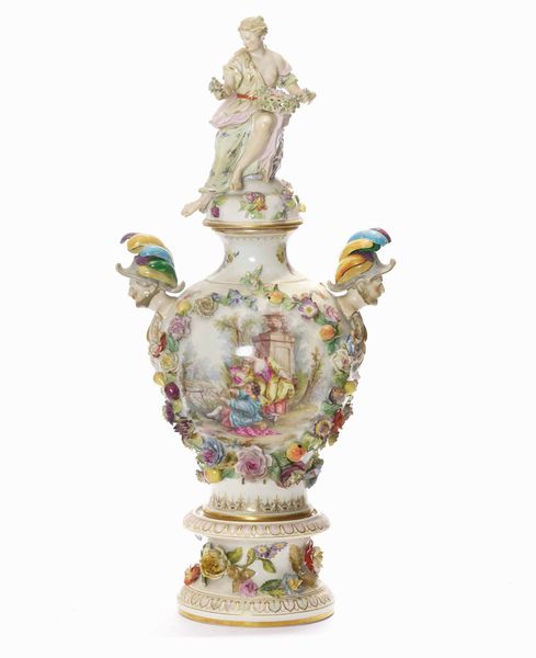 Grande vaso con piedistallo e coperchio.<BR>Germania, Potschappel, Manifattura di Carl Thieme, inizio XX secolo.  - Asta Maioliche e Porcellane - Associazione Nazionale - Case d'Asta italiane