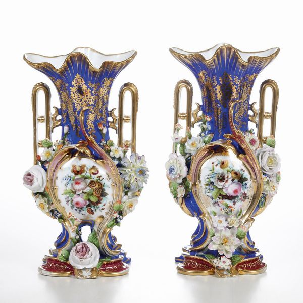 Coppia di vasi.<BR>Parigi (?), metà del XIX secolo.  - Asta Maioliche e Porcellane - Associazione Nazionale - Case d'Asta italiane