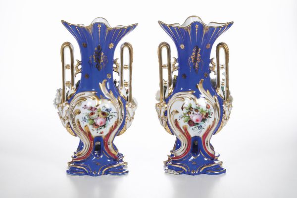 Coppia di vasi.<BR>Parigi (?), metà del XIX secolo.  - Asta Maioliche e Porcellane - Associazione Nazionale - Case d'Asta italiane