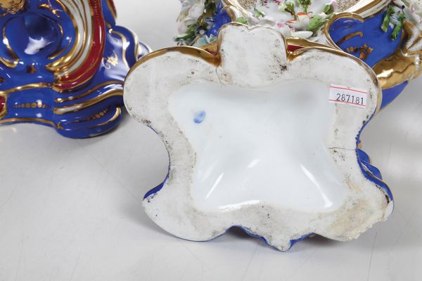 Coppia di vasi.<BR>Parigi (?), metà del XIX secolo.  - Asta Maioliche e Porcellane - Associazione Nazionale - Case d'Asta italiane