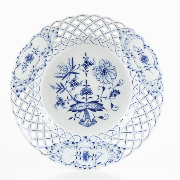 Grande piatto dalla tesa traforata decorato a cipolla.<BR>Meissen, XX secolo.  - Asta Maioliche e Porcellane - Associazione Nazionale - Case d'Asta italiane