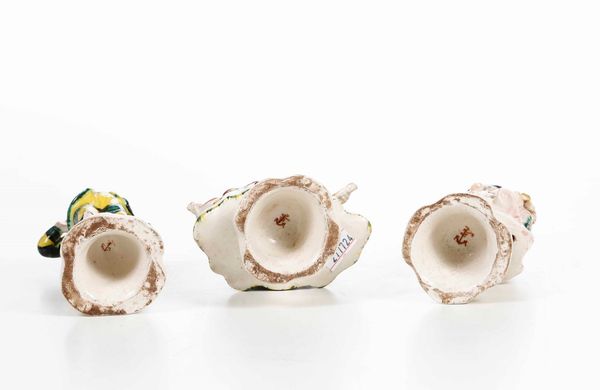 Tre figurine di personaggi della Commedia Dell'Arte.<BR>Veneto, XIX secolo.  - Asta Maioliche e Porcellane - Associazione Nazionale - Case d'Asta italiane