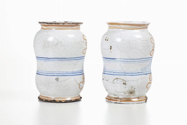 Coppia di albarelli.<BR>Italia centrale. XX secolo.<BR>  - Asta Maioliche e Porcellane - Associazione Nazionale - Case d'Asta italiane