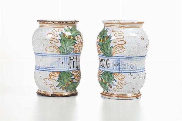 Coppia di albarelli.<BR>Italia centrale. XX secolo.<BR>  - Asta Maioliche e Porcellane - Associazione Nazionale - Case d'Asta italiane