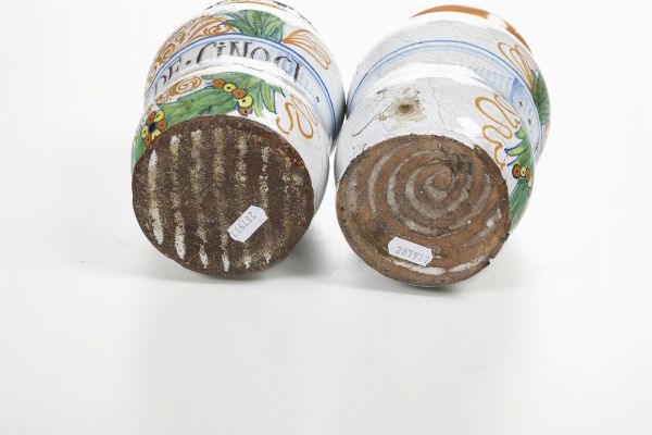 Coppia di albarelli.<BR>Italia centrale. XX secolo.<BR>  - Asta Maioliche e Porcellane - Associazione Nazionale - Case d'Asta italiane