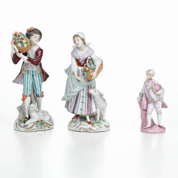 Coppia di figurine raffiguranti pastorelli. <BR>Germania, Manifattura di Sitzendorf, XX secolo.  - Asta Maioliche e Porcellane - Associazione Nazionale - Case d'Asta italiane