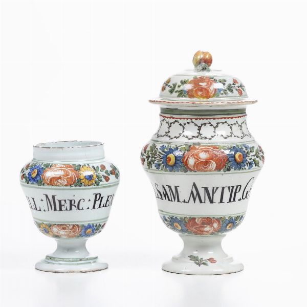 Due albarelli e un coperchio.<BR>Nove, Manifattura Antonibon, 1750-1770.  - Asta Maioliche e Porcellane - Associazione Nazionale - Case d'Asta italiane