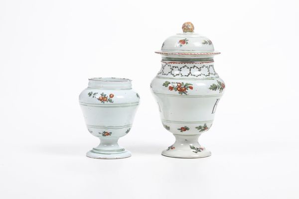 Due albarelli e un coperchio.<BR>Nove, Manifattura Antonibon, 1750-1770.  - Asta Maioliche e Porcellane - Associazione Nazionale - Case d'Asta italiane