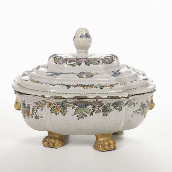 Zuppiera con coperchio.<BR>Campania, probabilmente Fabbrica di Caserta, 1753-1756.  - Asta Maioliche e Porcellane - Associazione Nazionale - Case d'Asta italiane