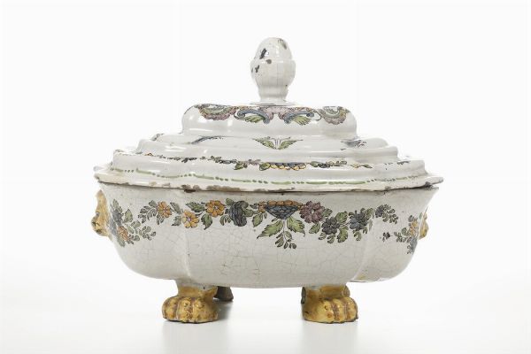 Zuppiera con coperchio.<BR>Campania, probabilmente Fabbrica di Caserta, 1753-1756.  - Asta Maioliche e Porcellane - Associazione Nazionale - Case d'Asta italiane