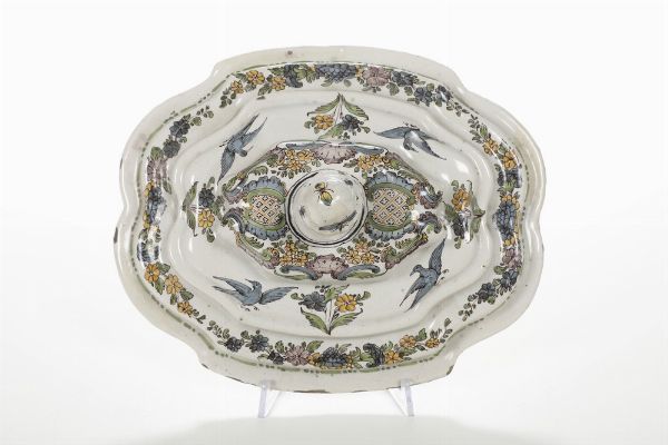 Zuppiera con coperchio.<BR>Campania, probabilmente Fabbrica di Caserta, 1753-1756.  - Asta Maioliche e Porcellane - Associazione Nazionale - Case d'Asta italiane