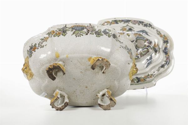 Zuppiera con coperchio.<BR>Campania, probabilmente Fabbrica di Caserta, 1753-1756.  - Asta Maioliche e Porcellane - Associazione Nazionale - Case d'Asta italiane