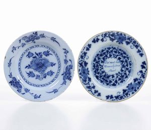 Due piatti.<BR>Olanda, Manifattura di Delft, XVIII secolo.  - Asta Maioliche e Porcellane - Associazione Nazionale - Case d'Asta italiane