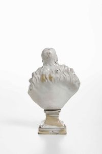 Piccolo busto su piedistallo. <BR>XVIII secolo.  - Asta Maioliche e Porcellane - Associazione Nazionale - Case d'Asta italiane
