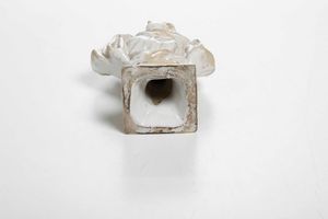 Piccolo busto su piedistallo. <BR>XVIII secolo.  - Asta Maioliche e Porcellane - Associazione Nazionale - Case d'Asta italiane