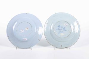 Due piatti.<BR>Olanda, Manifattura di Delft, XVIII secolo.  - Asta Maioliche e Porcellane - Associazione Nazionale - Case d'Asta italiane