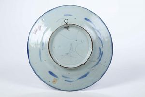 Piatto.<BR>Savona, inizio del XVIII secolo.<BR>  - Asta Maioliche e Porcellane - Associazione Nazionale - Case d'Asta italiane