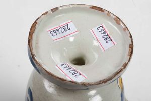 Versatore.<BR>Officina abruzzese, XVII secolo.<BR>  - Asta Maioliche e Porcellane - Associazione Nazionale - Case d'Asta italiane