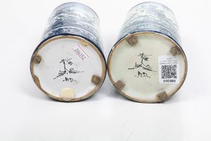 Coppia di piccoli vasi.<BR>Liguria, XX secolo.<BR>  - Asta Maioliche e Porcellane - Associazione Nazionale - Case d'Asta italiane