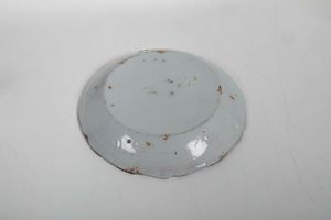 Piatto.<BR>Francia, probabilmente Neveres, fine XVIII- XIX secolo.  - Asta Maioliche e Porcellane - Associazione Nazionale - Case d'Asta italiane