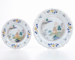 Due piatti.<BR>Faenza, Manifattura Ferniani, XVIII secolo.  - Asta Maioliche e Porcellane - Associazione Nazionale - Case d'Asta italiane