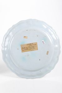 Due piatti.<BR>Faenza, Manifattura Ferniani, XVIII secolo.  - Asta Maioliche e Porcellane - Associazione Nazionale - Case d'Asta italiane