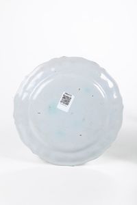 Due piatti.<BR>Faenza, Manifattura Ferniani, XVIII secolo.  - Asta Maioliche e Porcellane - Associazione Nazionale - Case d'Asta italiane