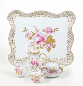 Vassoio, caffettiera, lattiera, zuccheriera e tazza con piattino.<BR>Meissen, fine XIX - inizi del XX secolo.  - Asta Maioliche e Porcellane - Associazione Nazionale - Case d'Asta italiane