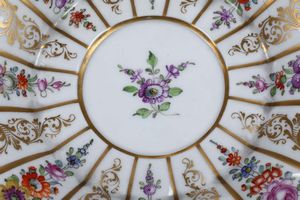 Tre tazze con piattino. <BR>Germania, Manifattura di Meissen e Boemia, Manifatture di Aich e Klösterle, XIX secolo.  - Asta Maioliche e Porcellane - Associazione Nazionale - Case d'Asta italiane