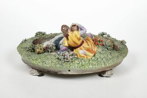 Scultura di fontana con coppia galante.<BR>Milano, Manifattura di Luigi Fabris, 1919-1942.  - Asta Maioliche e Porcellane - Associazione Nazionale - Case d'Asta italiane